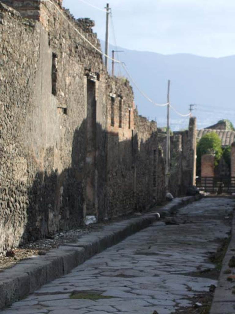 Vicolo del Labirinto, east side. December 2004. 
Looking south along east side towards VI.13.19. 
