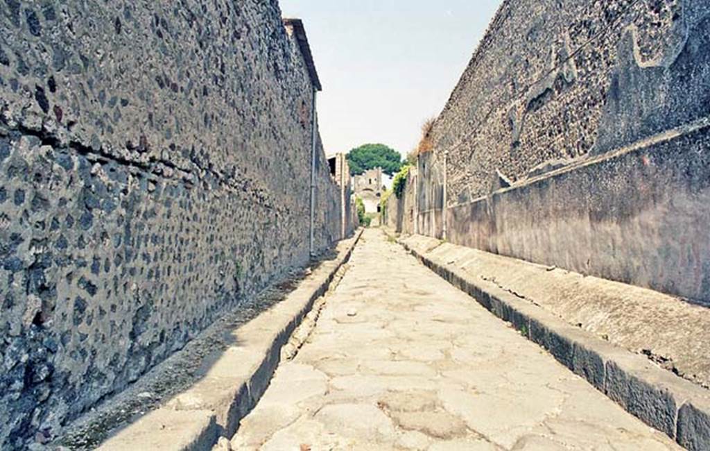 Vicolo del Labirinto between VI.11 and VI.15. Pompeii. October 2001. Looking north.
Photo courtesy of Peter Woods.

