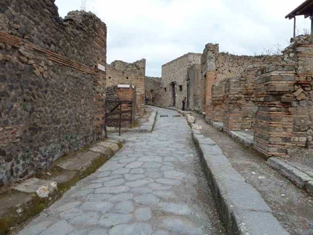 Vicolo del Lupanare, May 2010. Looking north between VII.14 and VII.1, towards junction with Vicolo degli Scheletri.