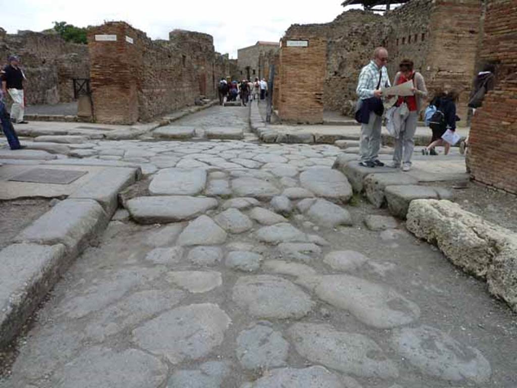 Vicolo del Lupanare, south end, May 2010. Looking north from Via dei Teatri, towards the entrance to Vicolo del Lupanare, across the crossroads with Via dell’Abbondanza.