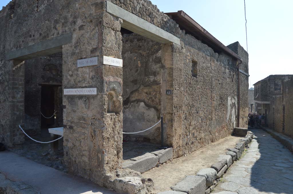 Vicolo del Lupanare, on right. October 2017. Looking south from junction with Via degli Augustali, on left.
Foto Taylor Lauritsen, ERC Grant 681269 DÉCOR.

