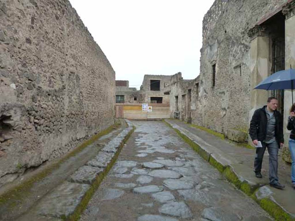 Vicolo del Menandro, May 2010. Looking east to end of Vicolo between I.6 and I.10, and junction with Vicolo di Paquius Proculus. 