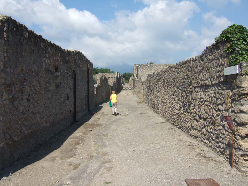 Vicolo della Nave Europa between I.16 and I.15. September 2005. Looking north from junction with Via della Palestra. 