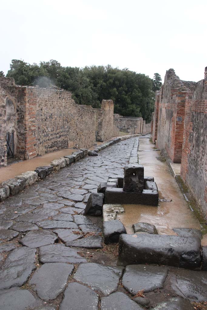 Vicolo della Regina, October 2020. 
Looking east, from near VIII.2.29, on right. Photo courtesy of Klaus Heese.


