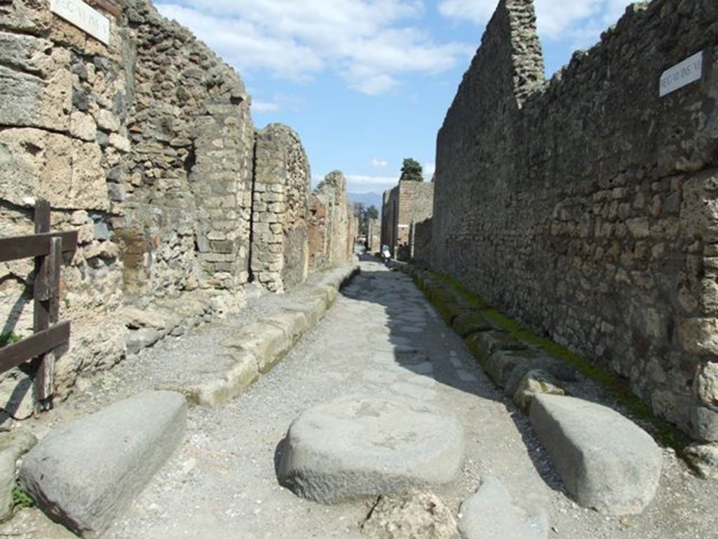 Vicolo di Mercurio between VI.5 and VI.6. Looking east from VI.5.12 near junction with Vicolo di Modesto. March 2009.