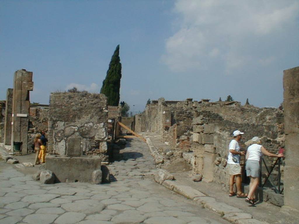 Vicolo di Narciso between VI.1 and VI.2. Looking north from junction with Via Consolare. September 2005.