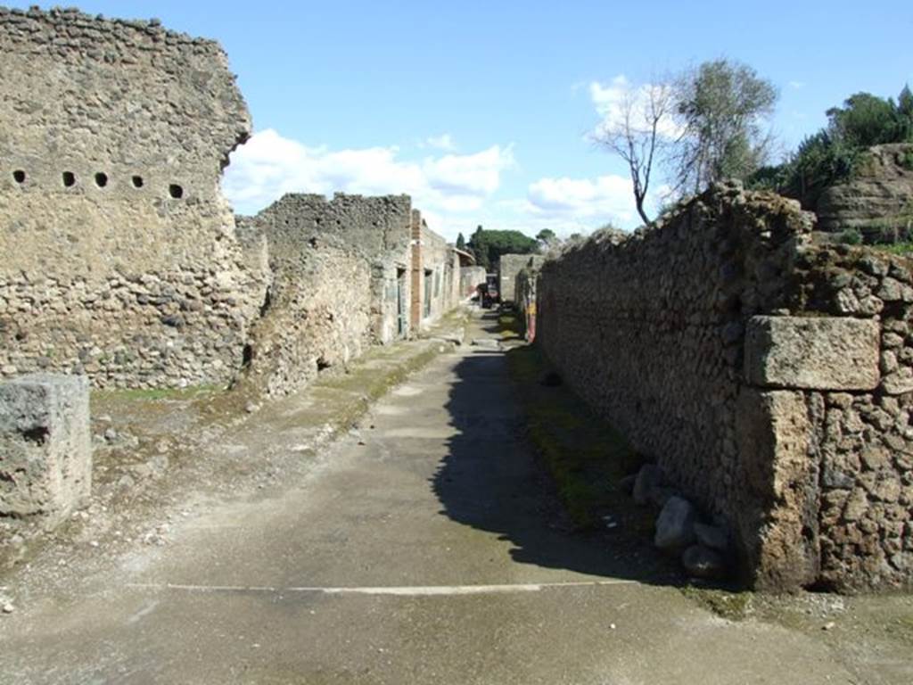 Vicolo di Paquius Proculus. Looking east along Via di Castricio, from junction. March 2009.