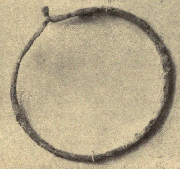 Pompeii Fondo Azzolini. Samnite Tomb X, room A.
Fragments of two iron strigils or a bronze bracelet.
See Notizie degli Scavi di Antichità, 1916, p. 291, fig. 2 (b).
