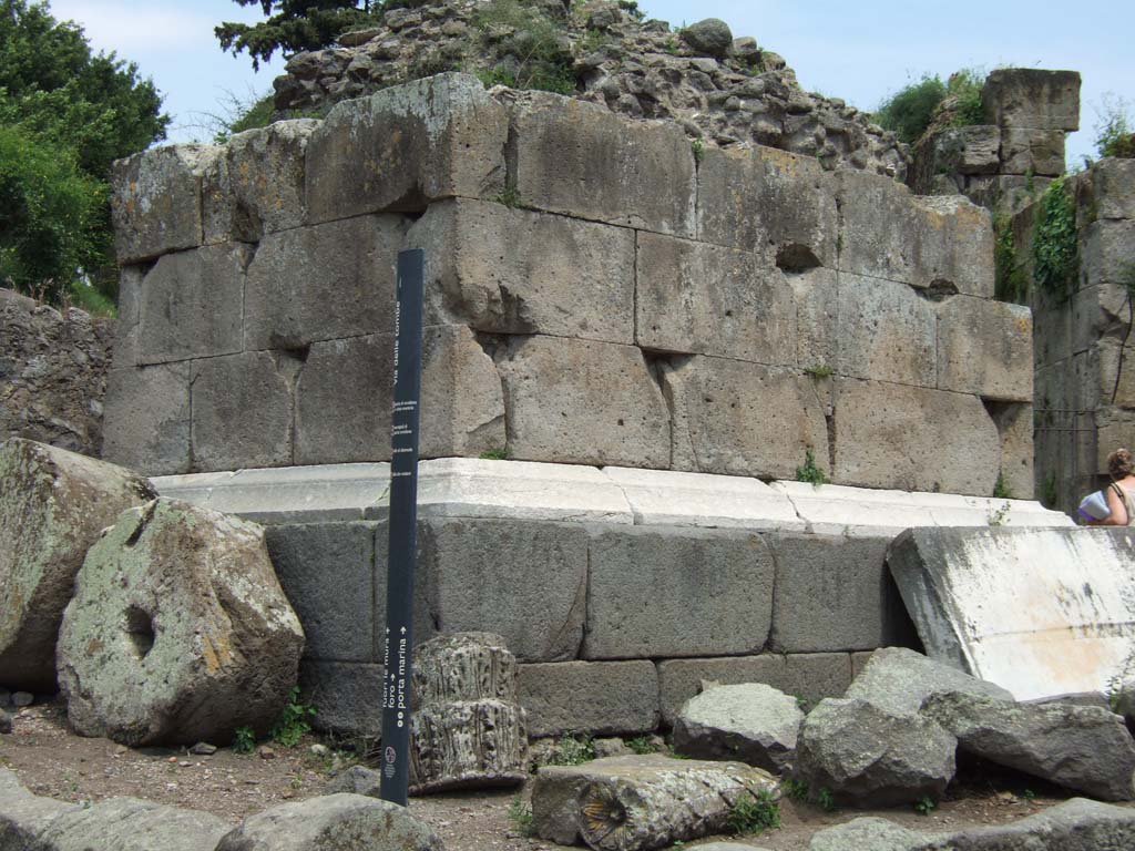 HGE01 Pompeii. May 2006. North and west sides of tomb.