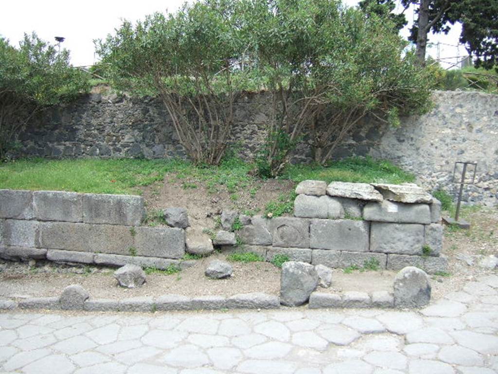 HGE03 Pompeii. May 2006. Front of tomb.