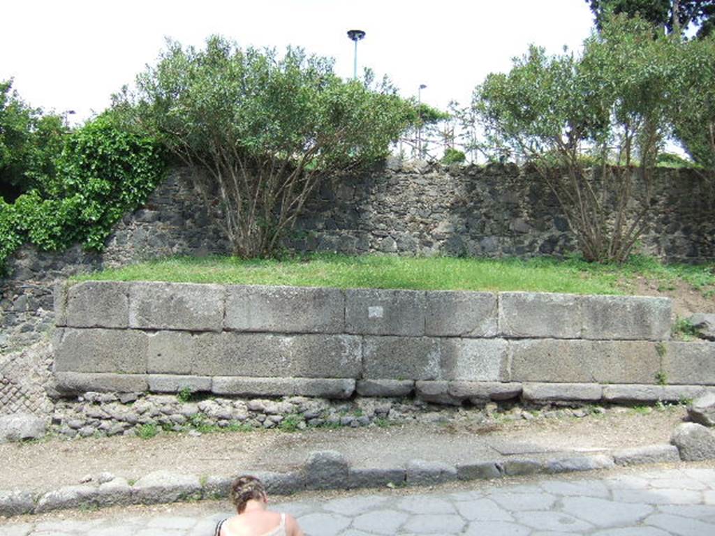 HGE04 Pompeii. May 2006. Front half of tomb.