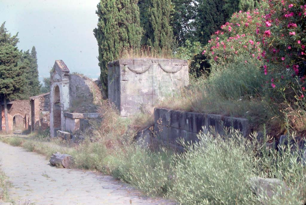 HGE04 Pompeii, on right. 8th August 1976. Looking north along east side of Via dei Sepolcri.
Photo courtesy of Rick Bauer, from Dr George Fays slides collection.
