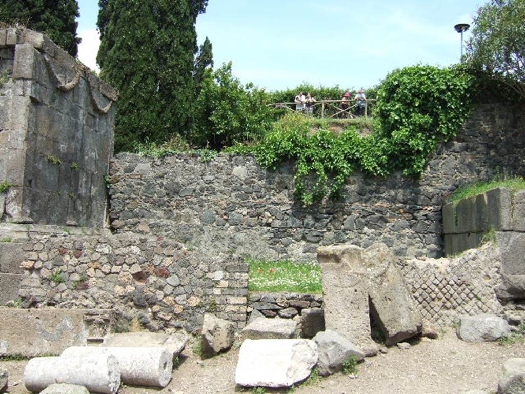 HGE05 Pompeii. May 2006.  Front of tomb.