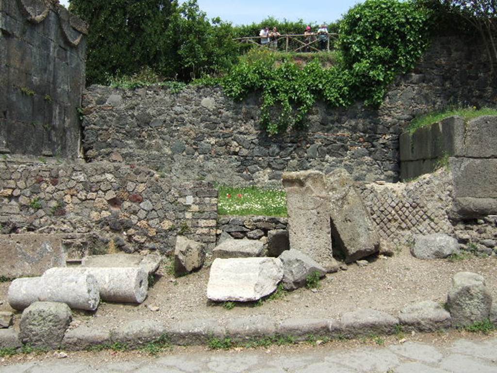 HGE05 Pompeii. May 2006. Front of tomb with two altars leaning against the wall. According to Kockel these are probably from the corners of HGE04 or may possibly be from HGE06. See Kockel V., 1983. Die Grabbauten vor dem Herkulaner Tor in Pompeji. Mainz: von Zabern. (p. 121-2).