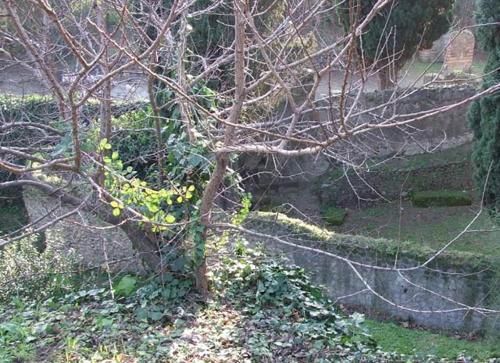 HGE07A Pompeii. December 2006. Looking down from path above into garden and back of HGE07.