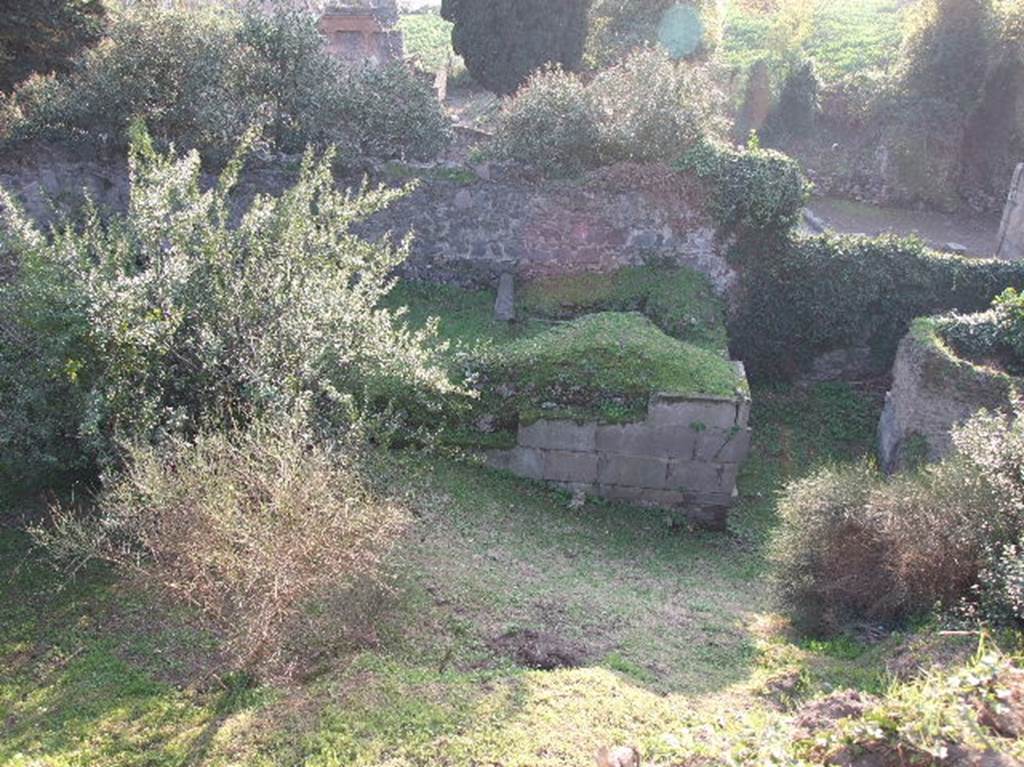 HGE04 Pompeii. December 2006. Rear half of tomb with part of wall of HGE07A to right.