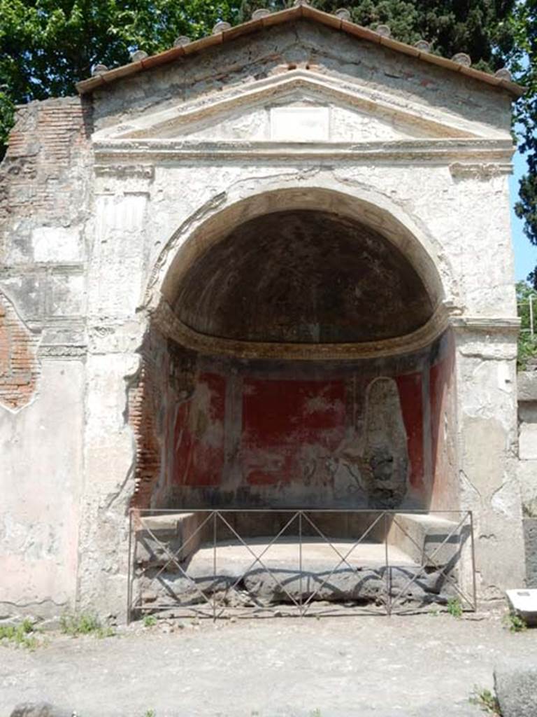 HGE09 Pompeii. May 2015. Looking east to tomb. Photo courtesy of Buzz Ferebee.
