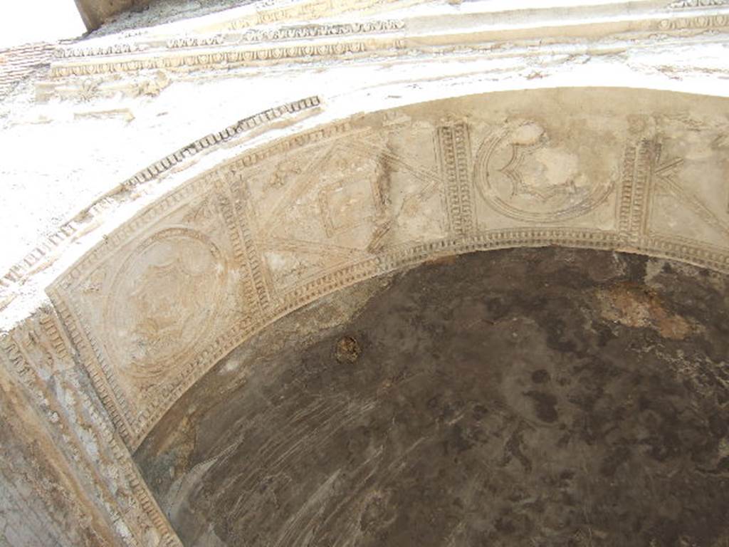 HGE09 Pompeii. May 2006. Curved roof of front with stucco decoration on left side.