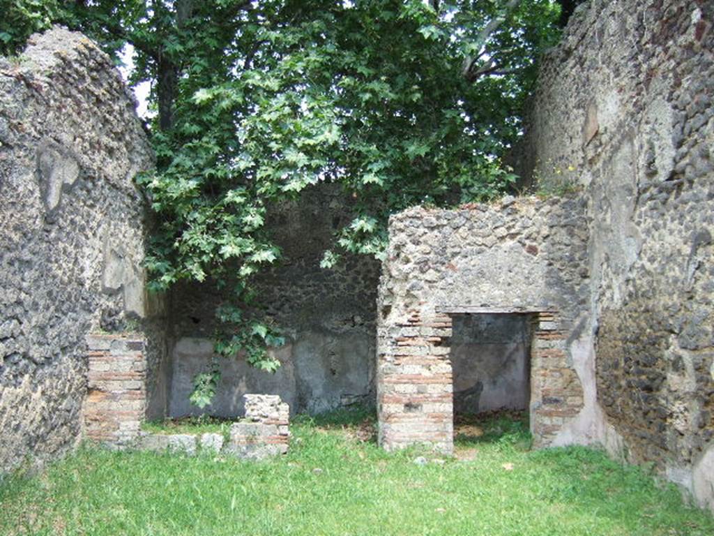 HGE10 Pompeii. May 2006. Looking north-east to rear rooms.