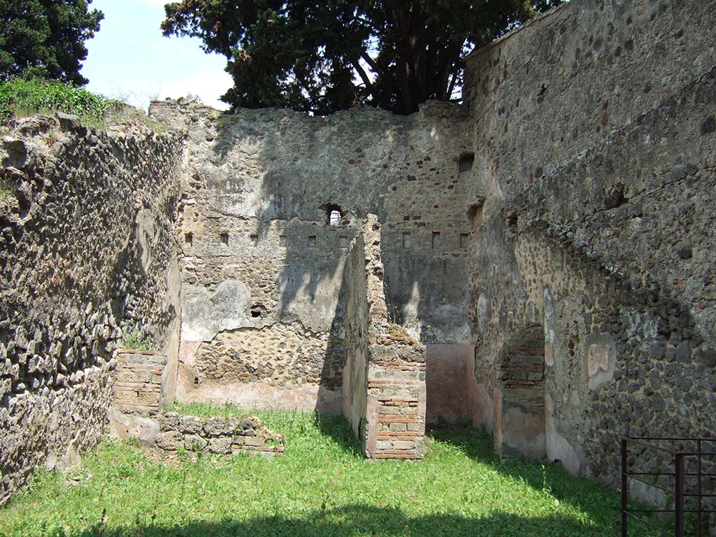 HGE13 Pompeii. May 2006. Looking east towards rear rooms.