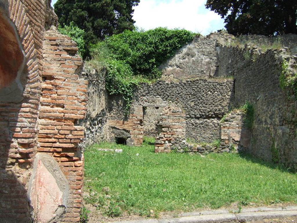 HGE14 Pompeii. May 2006. Looking east towards rear rooms.