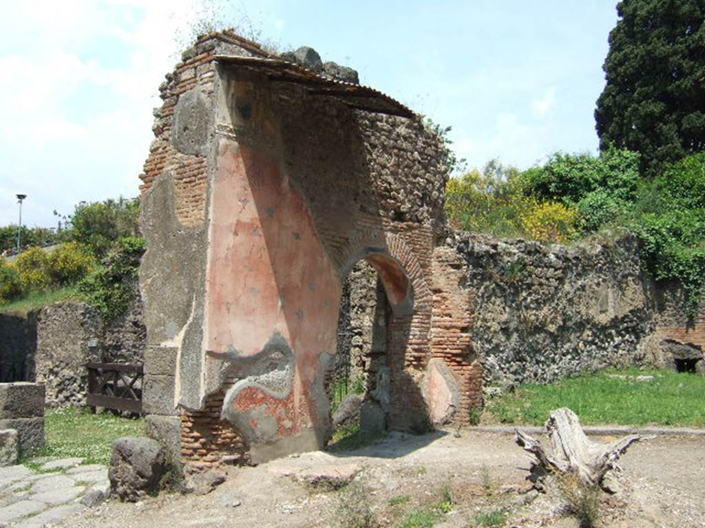 HGE14 Pompeii. May 2006. North side of shop and arch on Via dei Sepolcri.