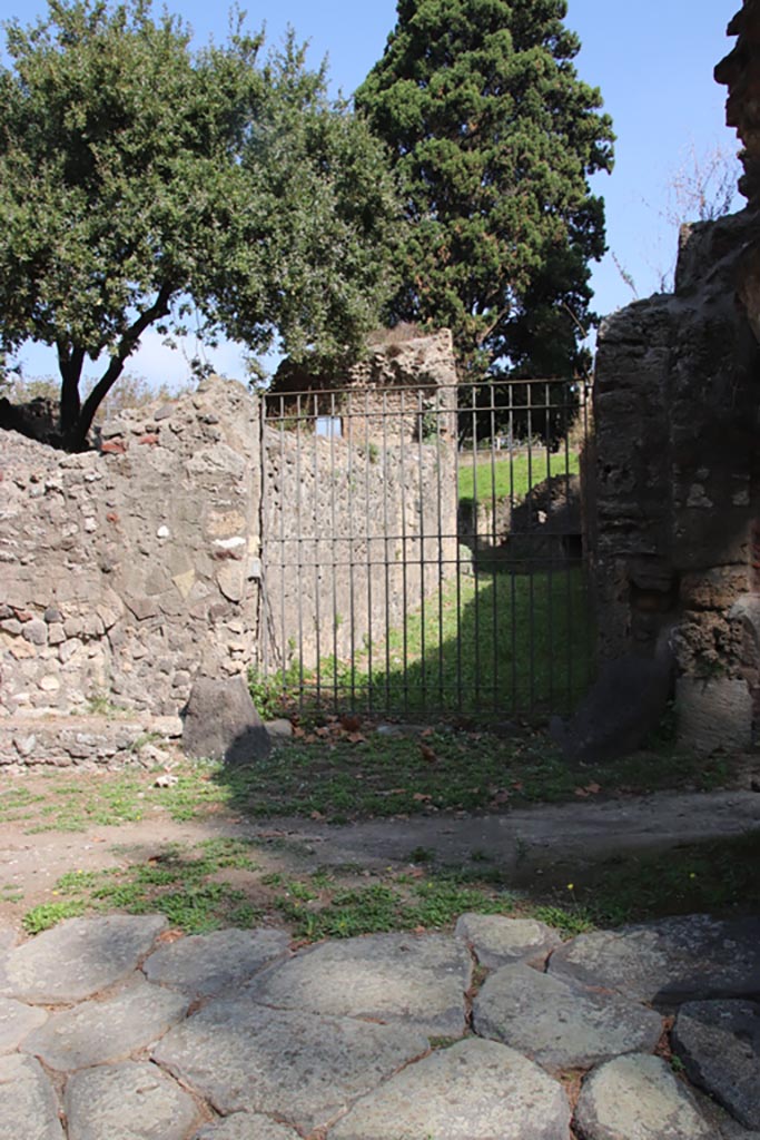 HGE15 Pompeii. May 2006. Entrance doorway.