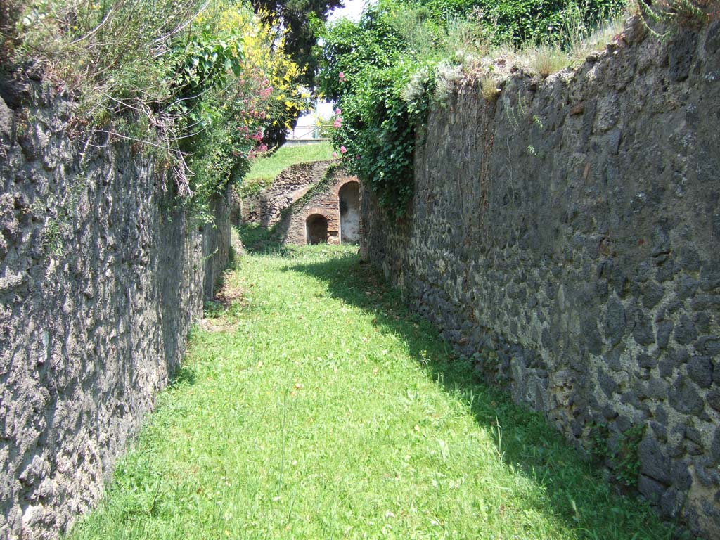 HGE15 Pompeii. May 2006. Looking east along entrance corridor.