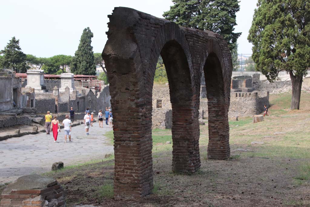 HGE16 Pompeii. September 2021. 
Looking north on east side of Via dei Sepolcri from HGE16, towards colonnade outside HGE18. Photo courtesy of Klaus Heese.
