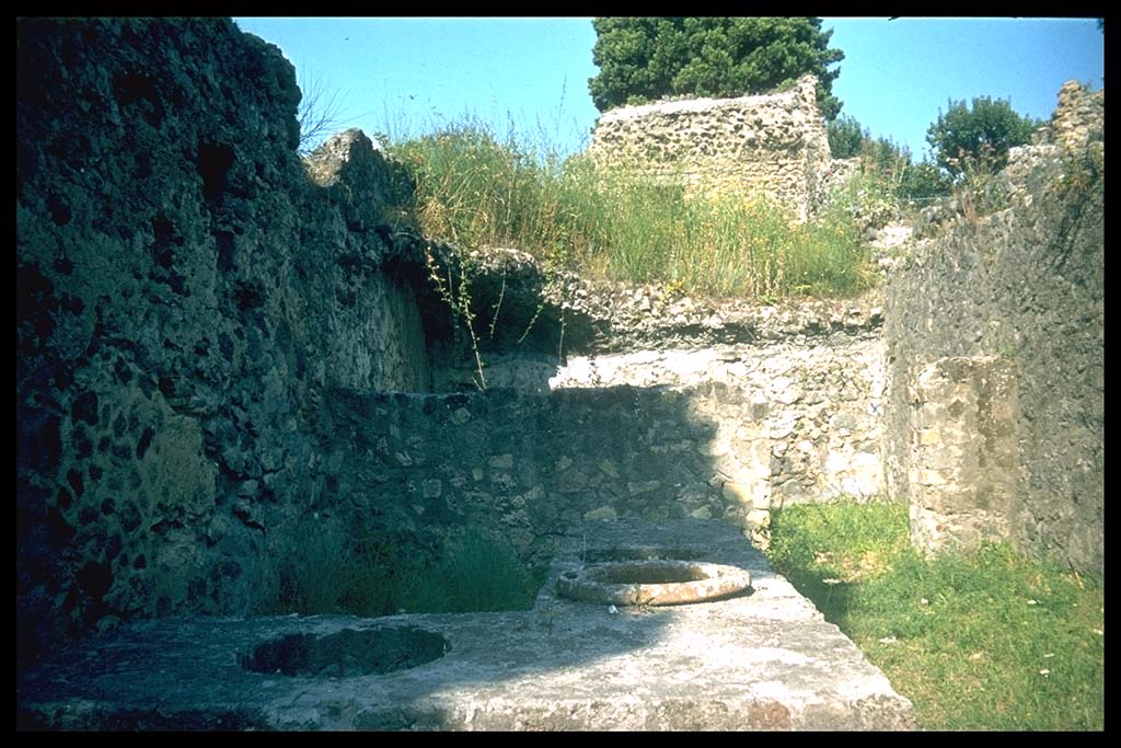 HGE16 Pompeii. Looking east across counter to rear room.
Photographed 1970-79 by Gnther Einhorn, picture courtesy of his son Ralf Einhorn.
