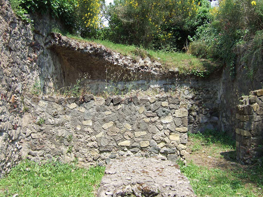 HGE16 Pompeii. May 2006. Looking across counter to east wall with doorway to rear room.