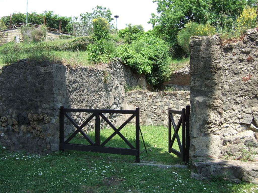 HGE17 Pompeii. May 2006. Looking north-east towards entrance doorway.