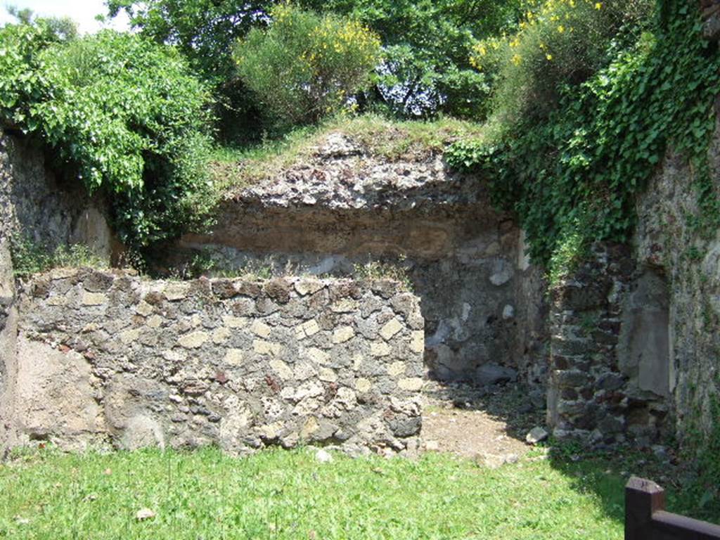 HGE17 Pompeii. May 2006. Looking east across shop to rear room.