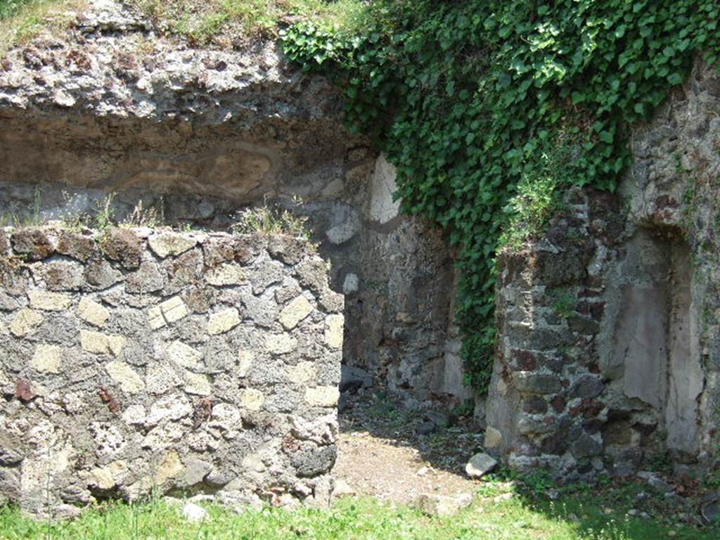 HGE17 Pompeii. May 2006. South-east corner of shop-room.