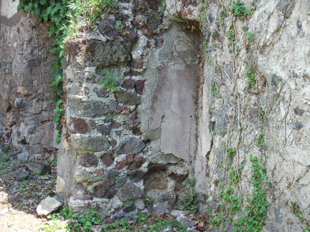 HGE17 Pompeii. May 2006. Bench or step outside, between HGE17 on left and HGE16 on right.