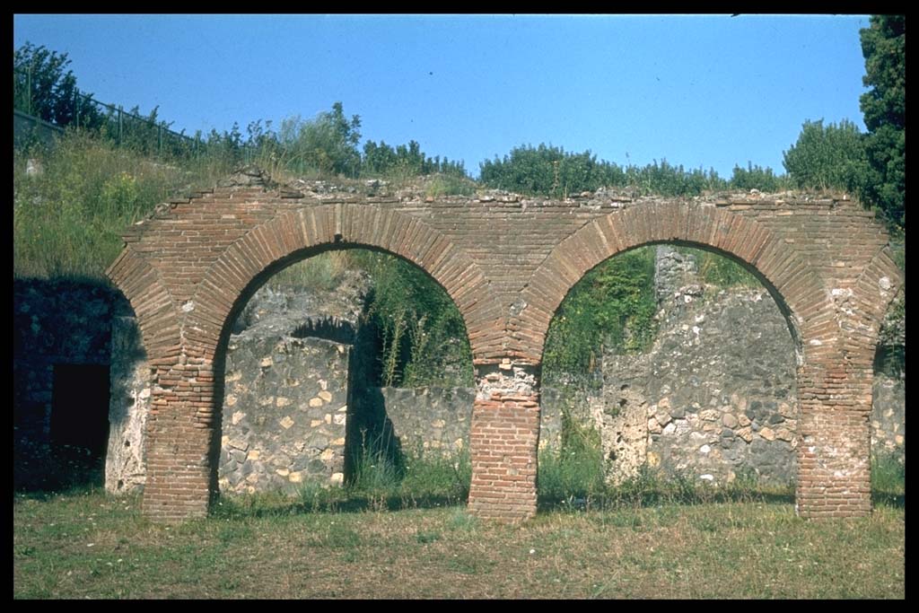 HGE18 Pompeii. Looking through covered colonnade outside HGE18.
Photographed 1970-79 by Günther Einhorn, picture courtesy of his son Ralf Einhorn
