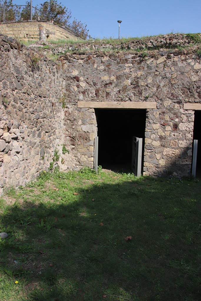 HGE19 Pompeii. May 2006. Doorway to rear room in north-east corner.