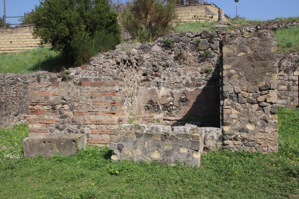 HGE20A Pompeii. September 2021. Looking north-east towards entrance doorway. Photo courtesy of Klaus Heese.