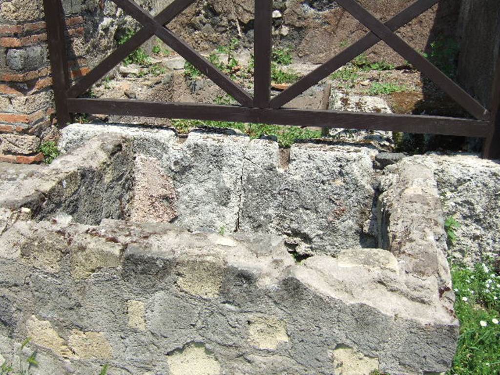 HGE20A Pompeii. May 2006. Looking north across front basin or cistern.