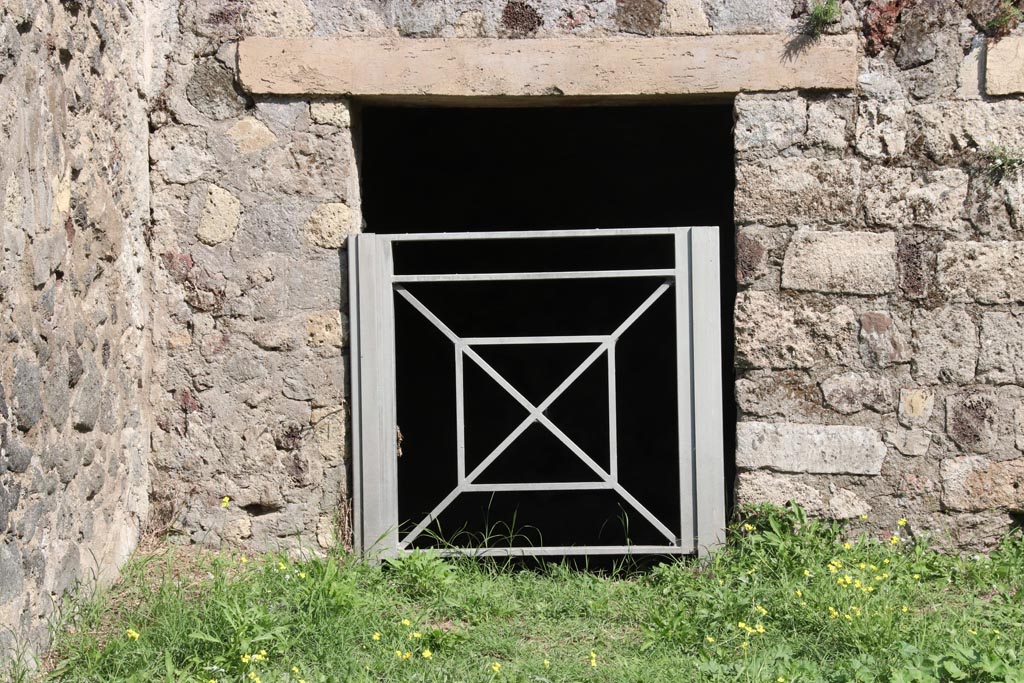 HGE20 Pompeii. May 2006. Doorway to room in north-east corner.