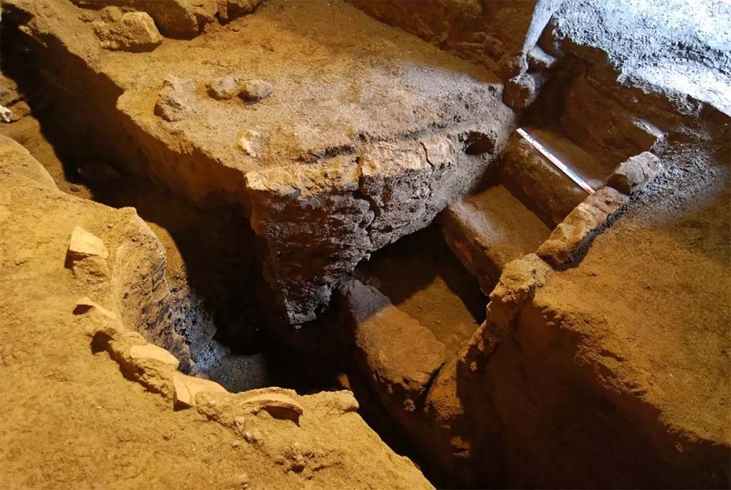 HGE20 Pompeii. June 2016. The room in north-east corner where the fugitives had taken refuge.

La camera nell'angolo nord-est dove si erano rifugiati i fuggiaschi.

Photograph  Parco Archeologico di Pompei.
