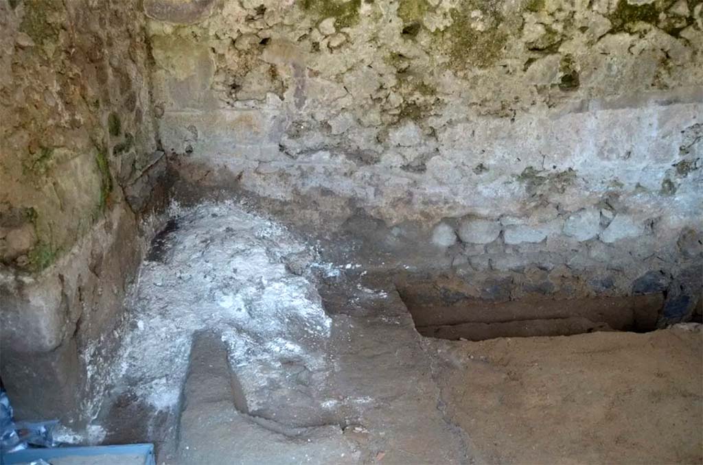 HGE20 Pompeii. June 2016. The room in north-east corner where the fugitives had taken refuge.

La camera nell'angolo nord-est dove si erano rifugiati i fuggiaschi.

Photograph © Parco Archeologico di Pompei.
