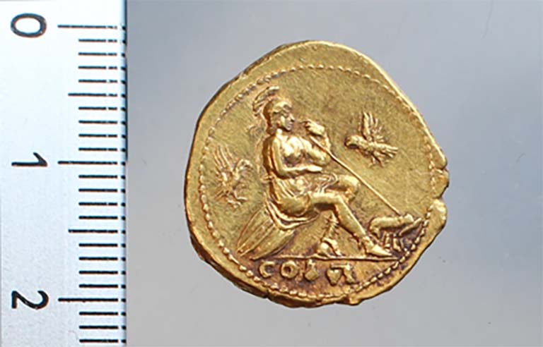 HGE20 Pompeii. June 2016. One of the three gold coins.

Una delle tre monete d'oro.

Photograph  Parco Archeologico di Pompei.

