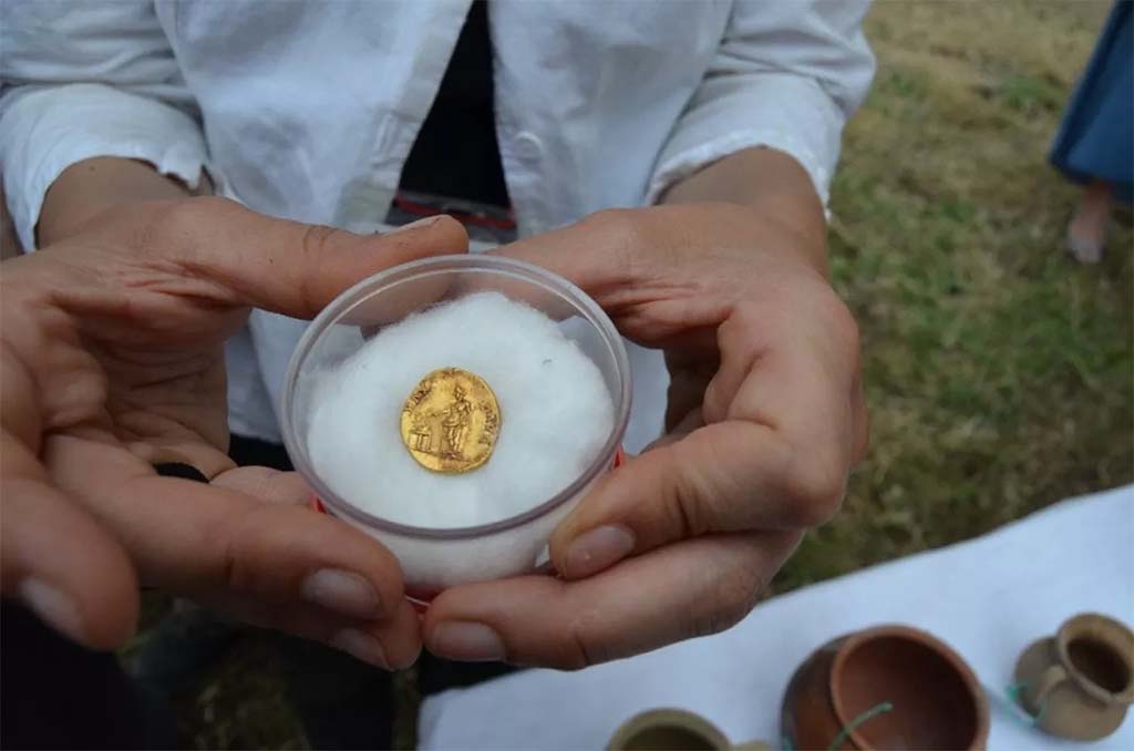 HGE20 Pompeii. June 2016. Alongside the bones, three gold coins, a necklace pendant and some tableware were found.

Accanto alle ossa sono state ritrovate tre monete doro, un pendente di collana e alcuni vasi da mensa.

Photograph  Parco Archeologico di Pompei.
