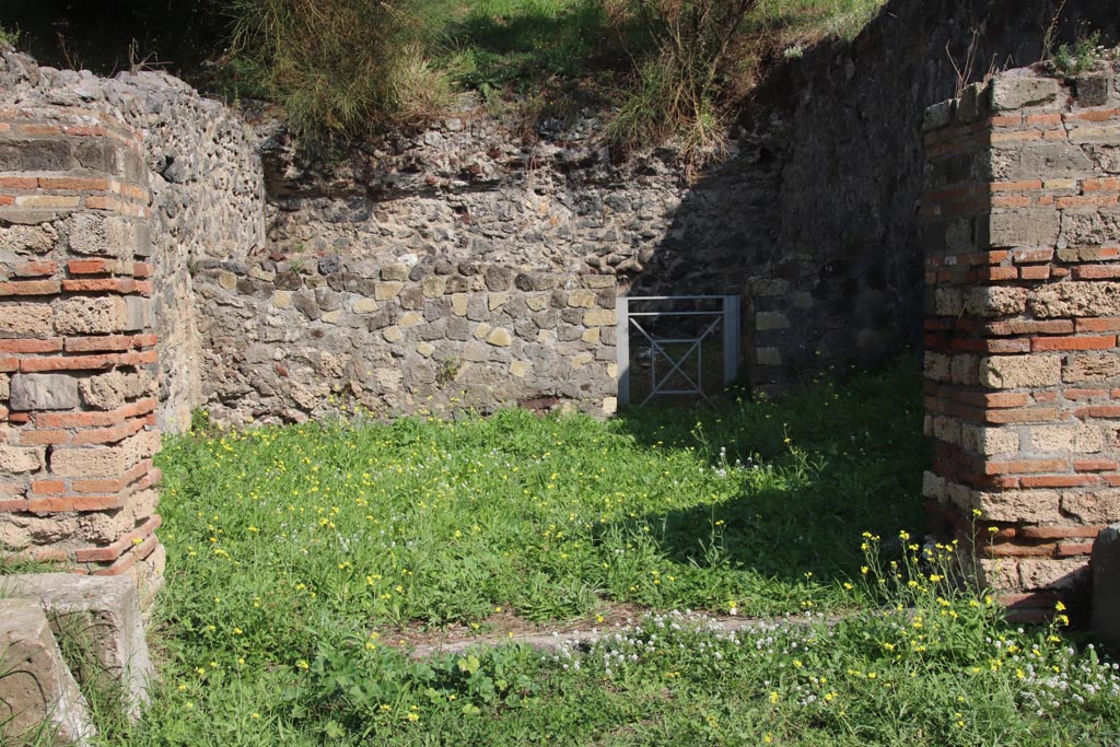 HGE21 Pompeii. October 2023. Looking east through entrance doorway. Photo courtesy of Klaus Heese.