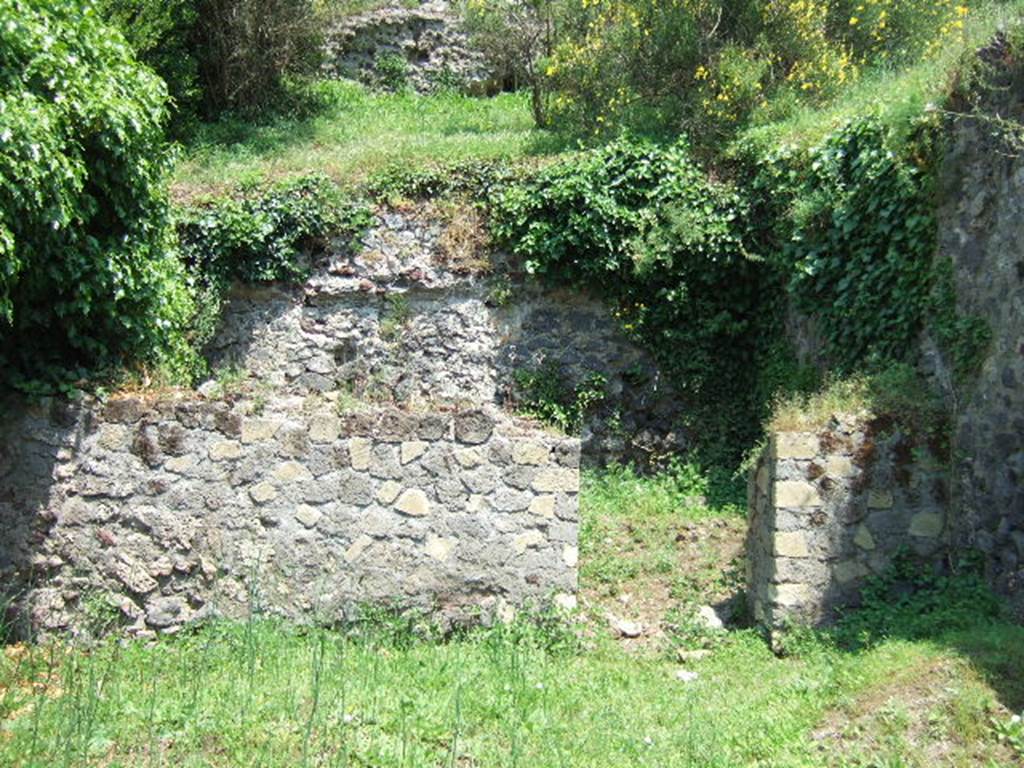 HGE21 Pompeii. May 2006. Looking east across shop-room, towards rear wall with doorway.