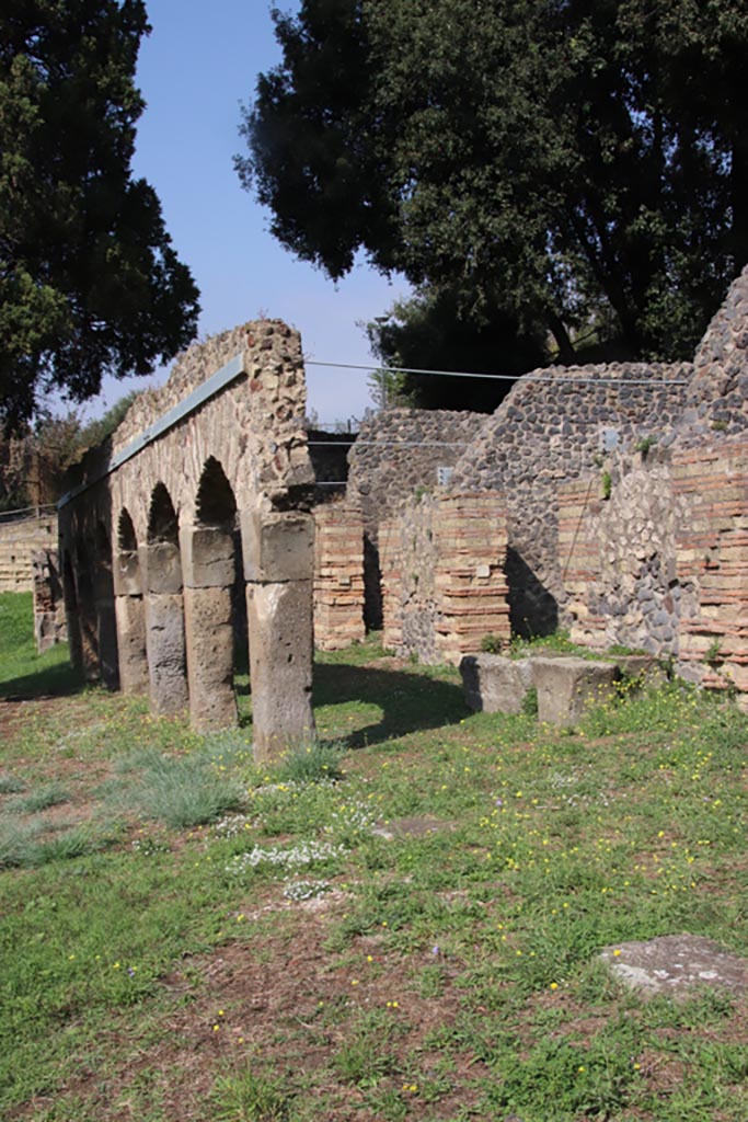 HGE25 Pompeii. October 2017. Looking north on Via dei Sepolcri, from doorway on right.
Foto Taylor Lauritsen, ERC Grant 681269 DCOR.
