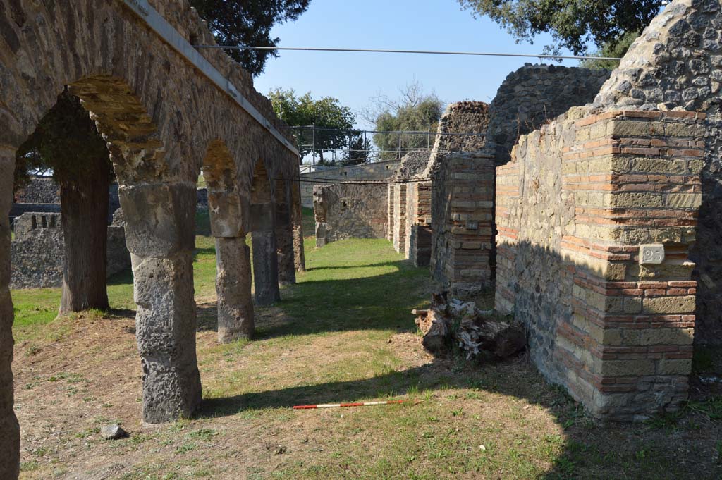 HGE25 Pompeii. October 2017. Looking north-east on Via dei Sepolcri, from doorway on right.
Foto Taylor Lauritsen, ERC Grant 681269 DCOR.
