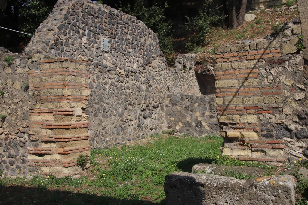 HGE25 Pompeii. May 2006. Looking east across shop-room towards rear wall with doorway.