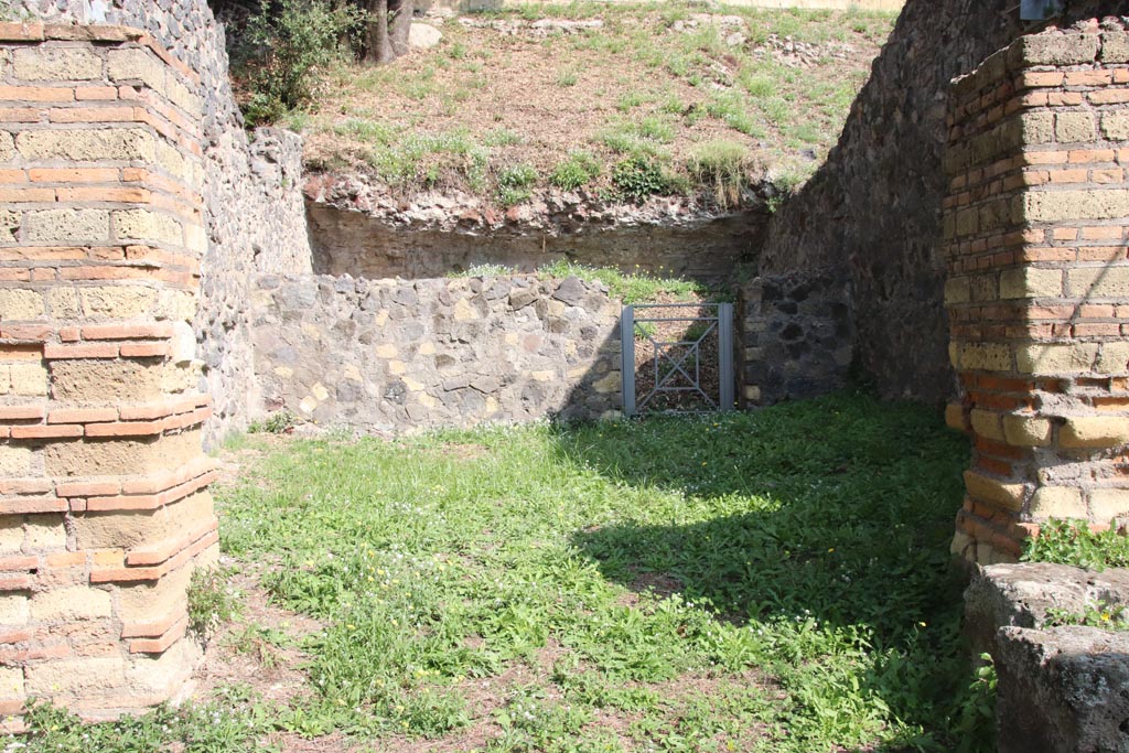 HGE25 Pompeii. May 2006. Colonnade outside HGE25, looking north. 